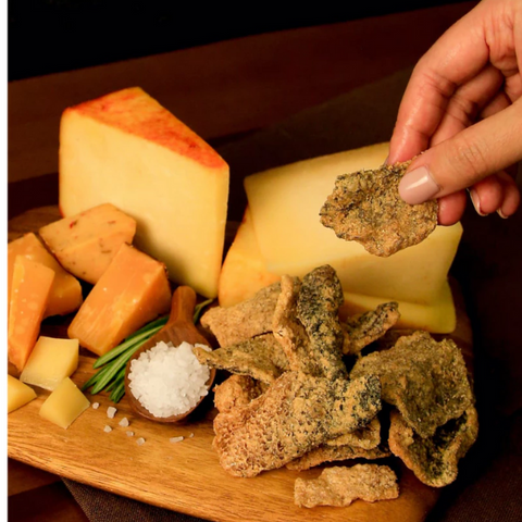 Crispy fried salmon skin, smoked cheese flavor 80g